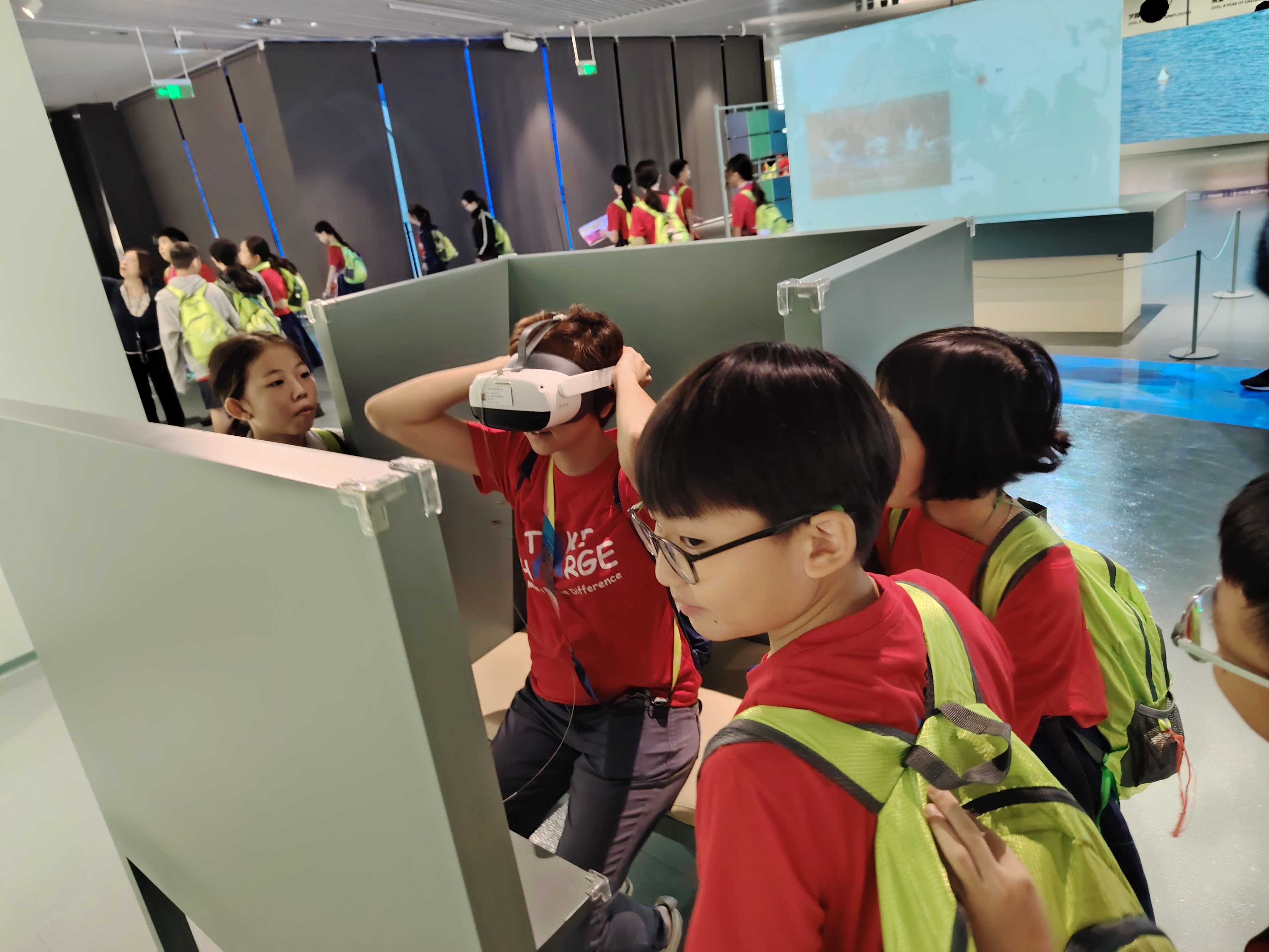 Through a Virtual Reality (VR) experience, students learned about Shanghai’s urban planning and understood the importance of sustainable development